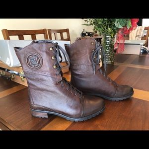 Size 8 genuine Rockport boots, brand new